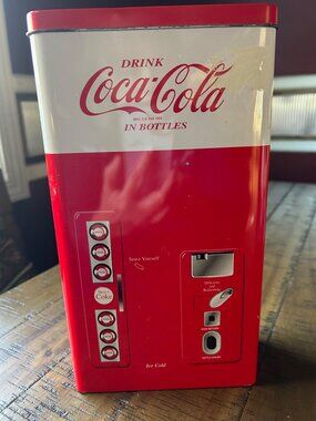 Coca Cola Vending machine tin w glasses